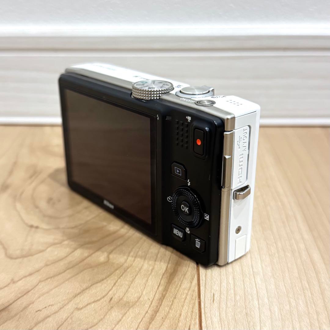 【極美品】　Nikon ニコン　COOLPIX S8200 デジカメ　コンデジ