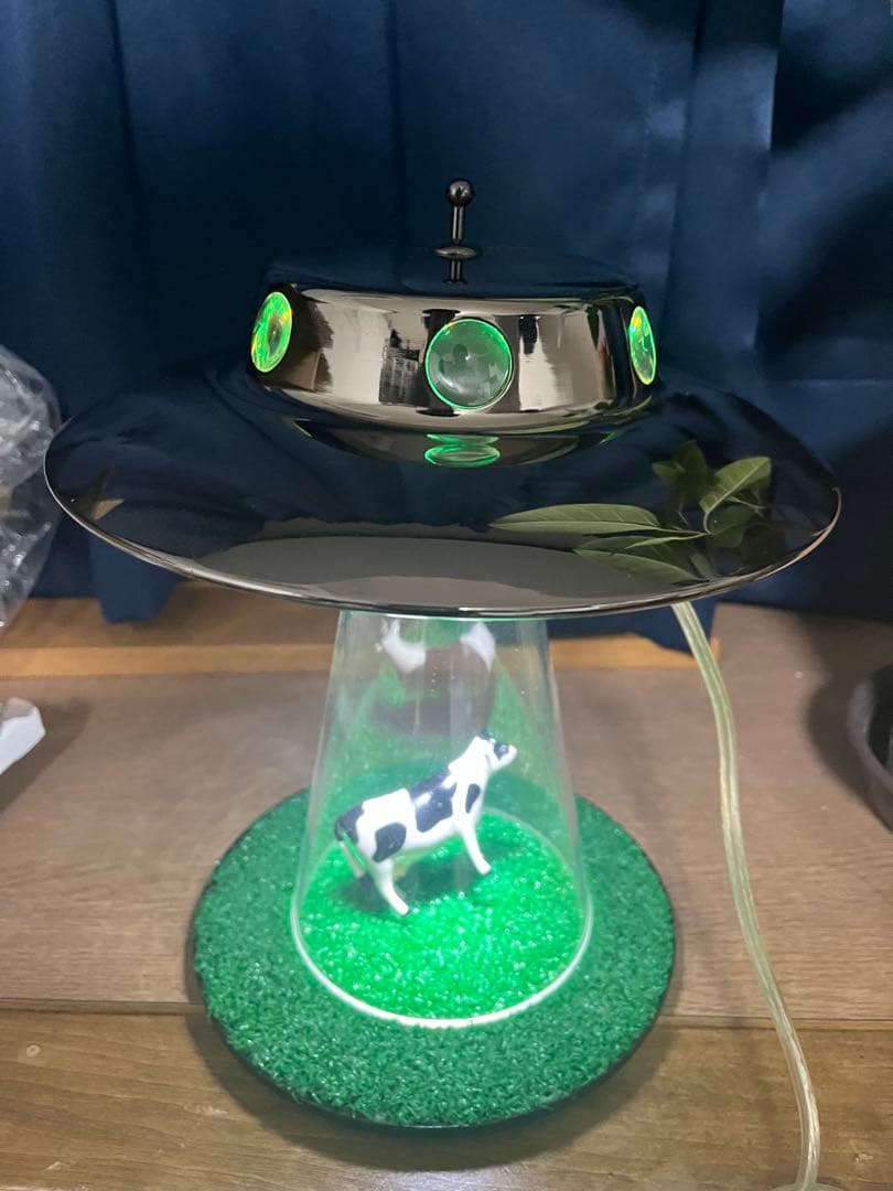 アブダクションUFO型 ランプ 牛のフィギュア付き