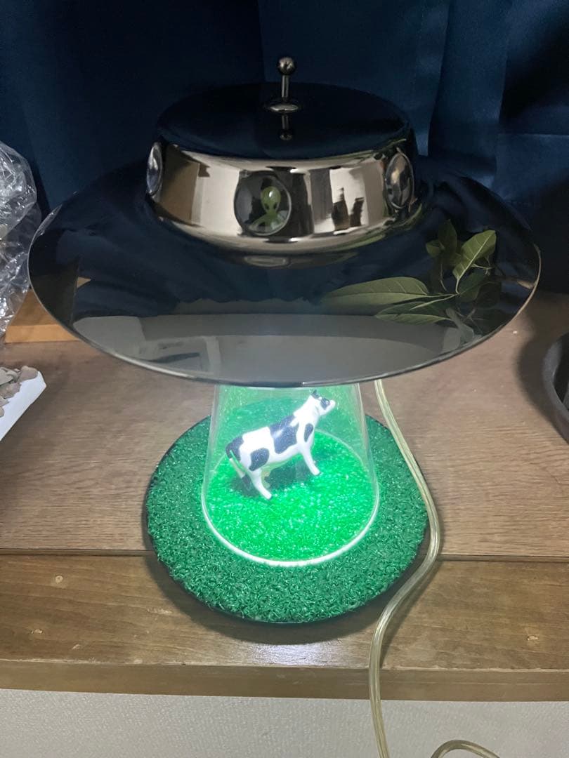 アブダクションUFO型 ランプ 牛のフィギュア付き