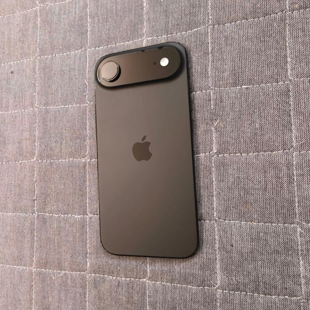 iPhone 17 Air 256GB 黒 新品に近い 充電18回 Simフリー