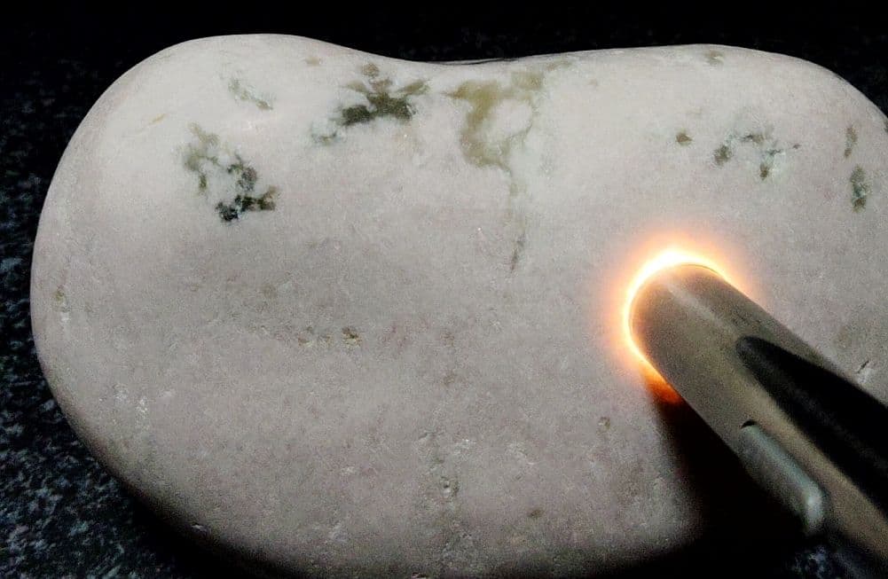 ★翡翠原石★糸魚川ピンク翡翠【須沢海岸・磨き・底カット801ｇ】