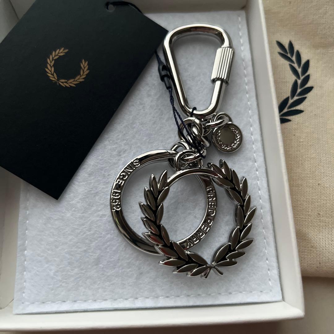 フレッドペリー　キーリング　シルバー