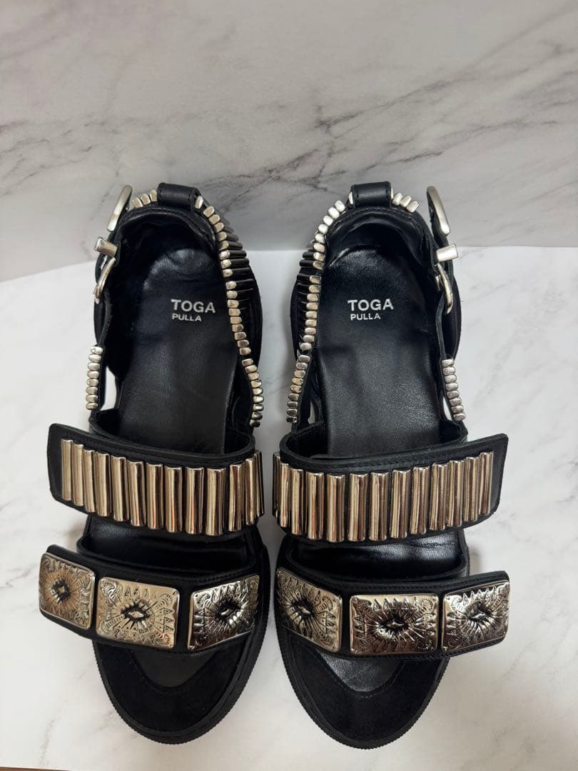 TOGA PULLA メタル装飾 ブラックサンダル