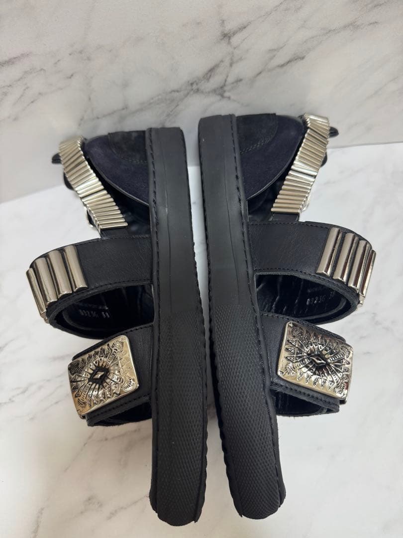 TOGA PULLA メタル装飾 ブラックサンダル