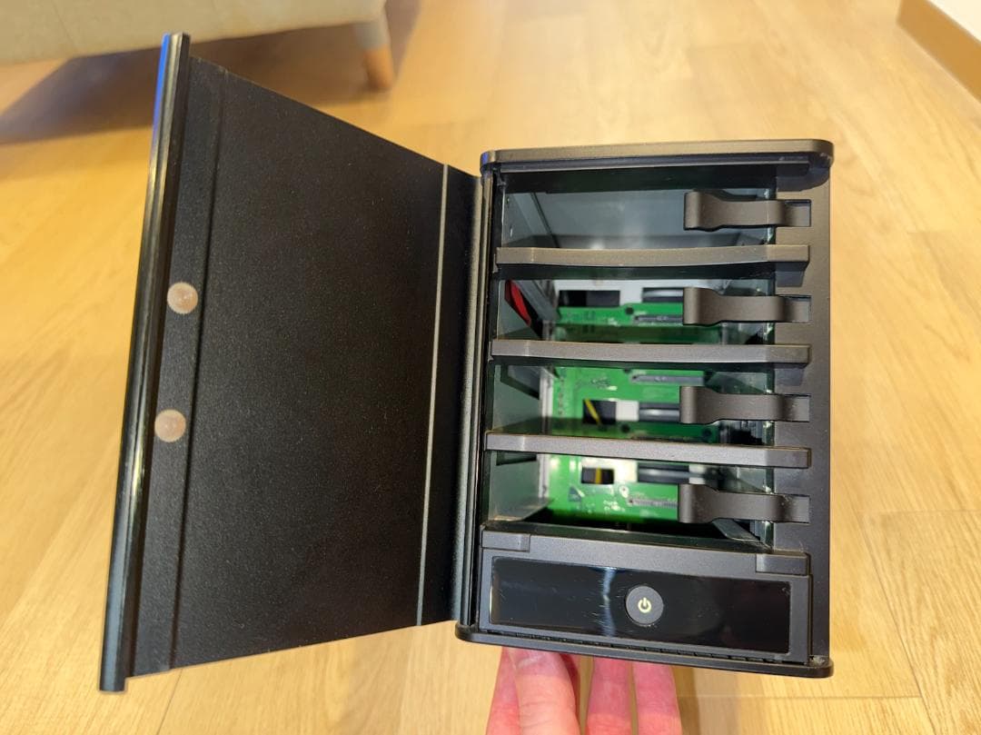 SilverStone 社 HDD ４ベイストレージケース