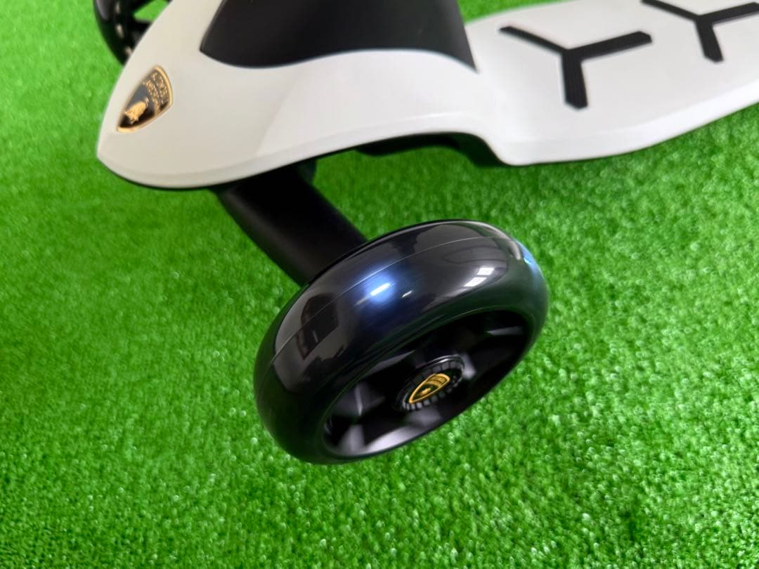 新品未使用 ランボルギーニ 三輪キックスクーター｜着脱式シート付き・高さ調整可能