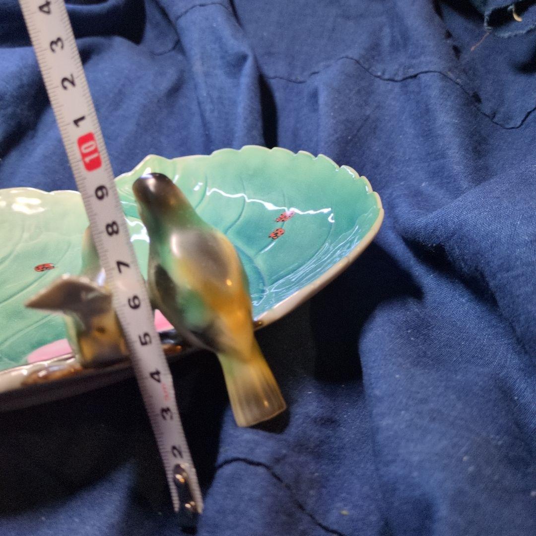 とても古い深川製の陶磁器、2羽の小鳥とてんとう虫