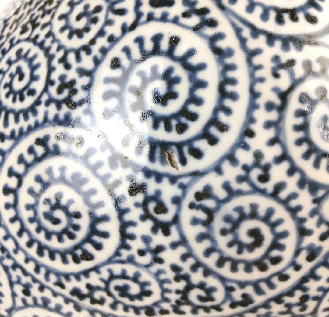 お値下げしました、古伊万里　染付　蛸唐草　沈香壺