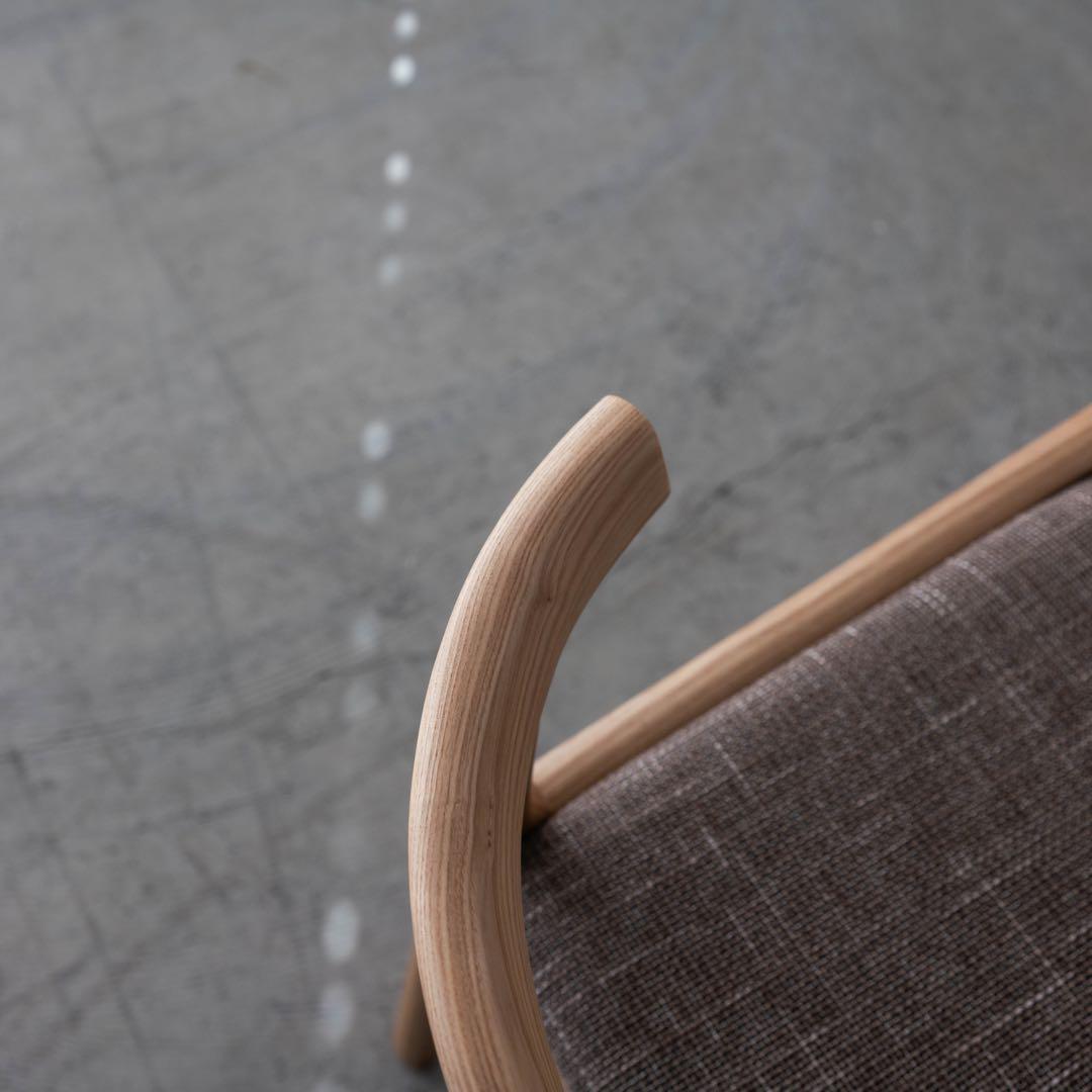 シンプルな木製ダイニングチェア