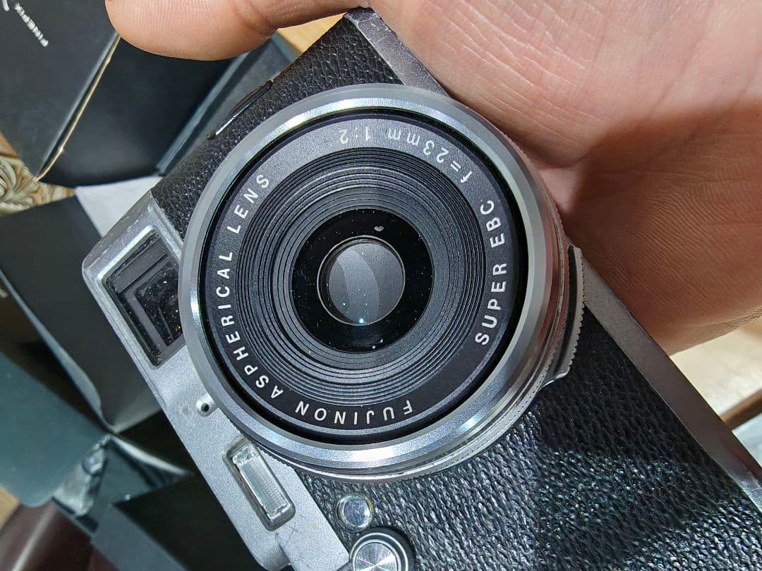 Fujifilm X100 コンパクトデジタルカメラ 箱 充電器バッテリー3個付