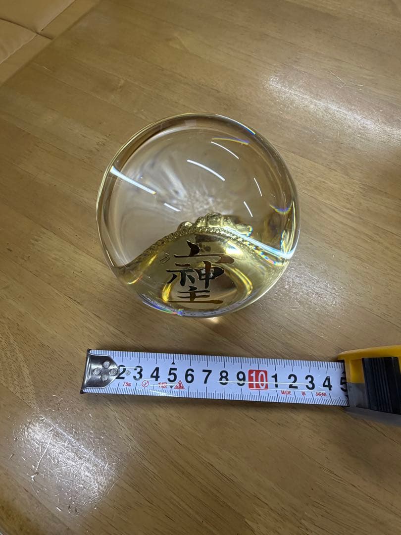 本水晶球体と赤い台座