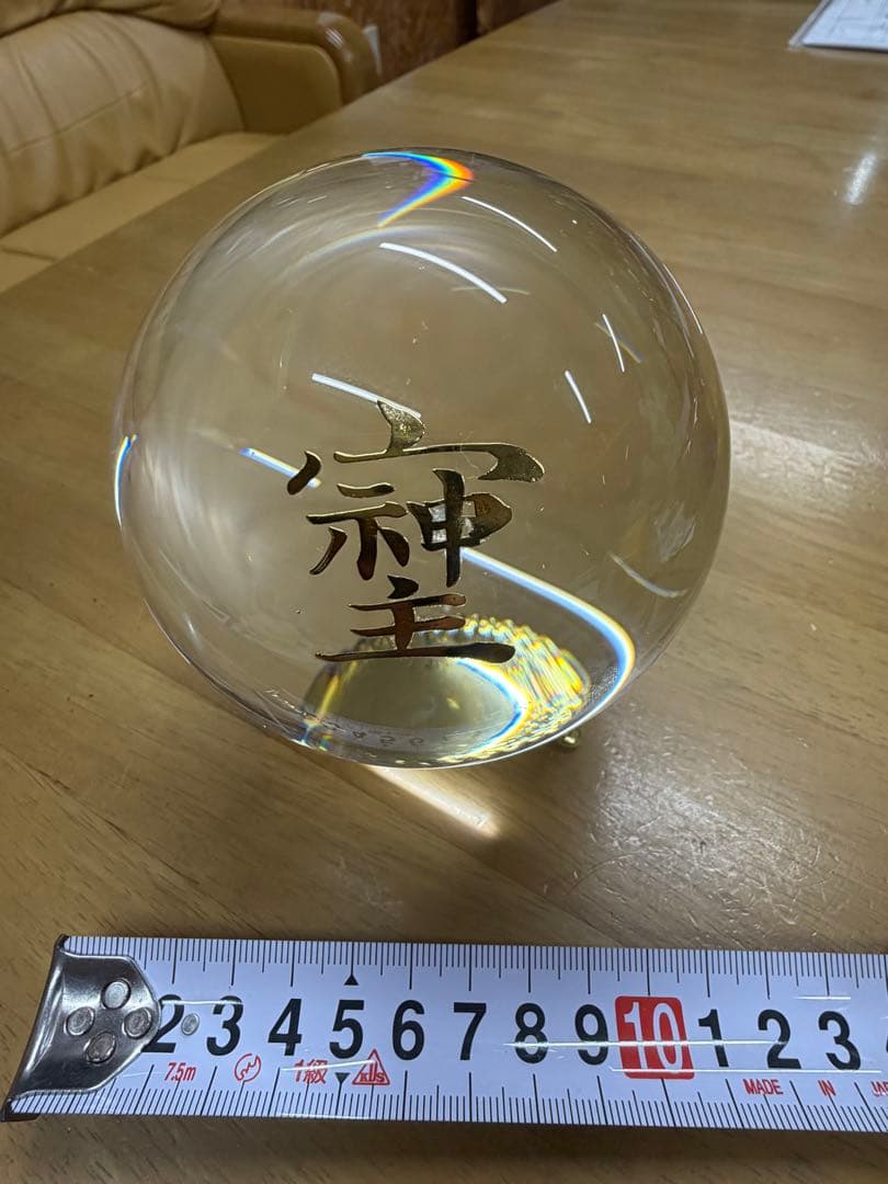 本水晶球体と赤い台座