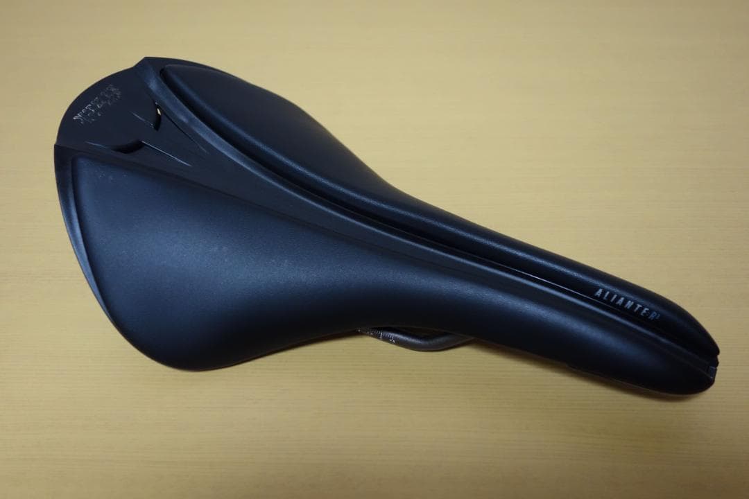 fi'zi:k フィジーク アリアンテ サドル 152mm