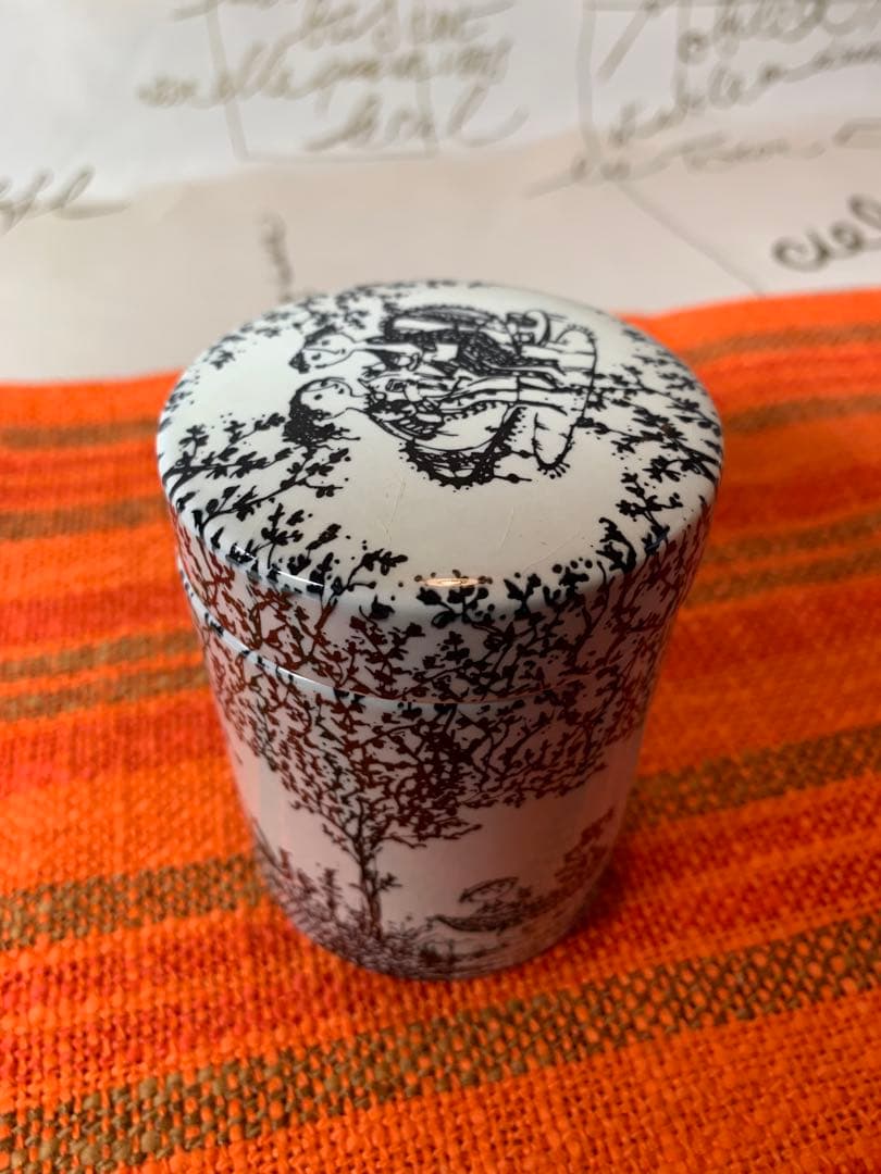 ビヨンヴィンブラッド　ビンテージのニモール窯の蓋物小物入れ！絵柄が可愛いです！