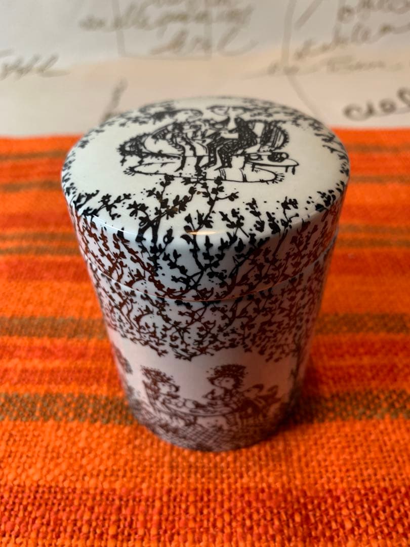 ビヨンヴィンブラッド　ビンテージのニモール窯の蓋物小物入れ！絵柄が可愛いです！