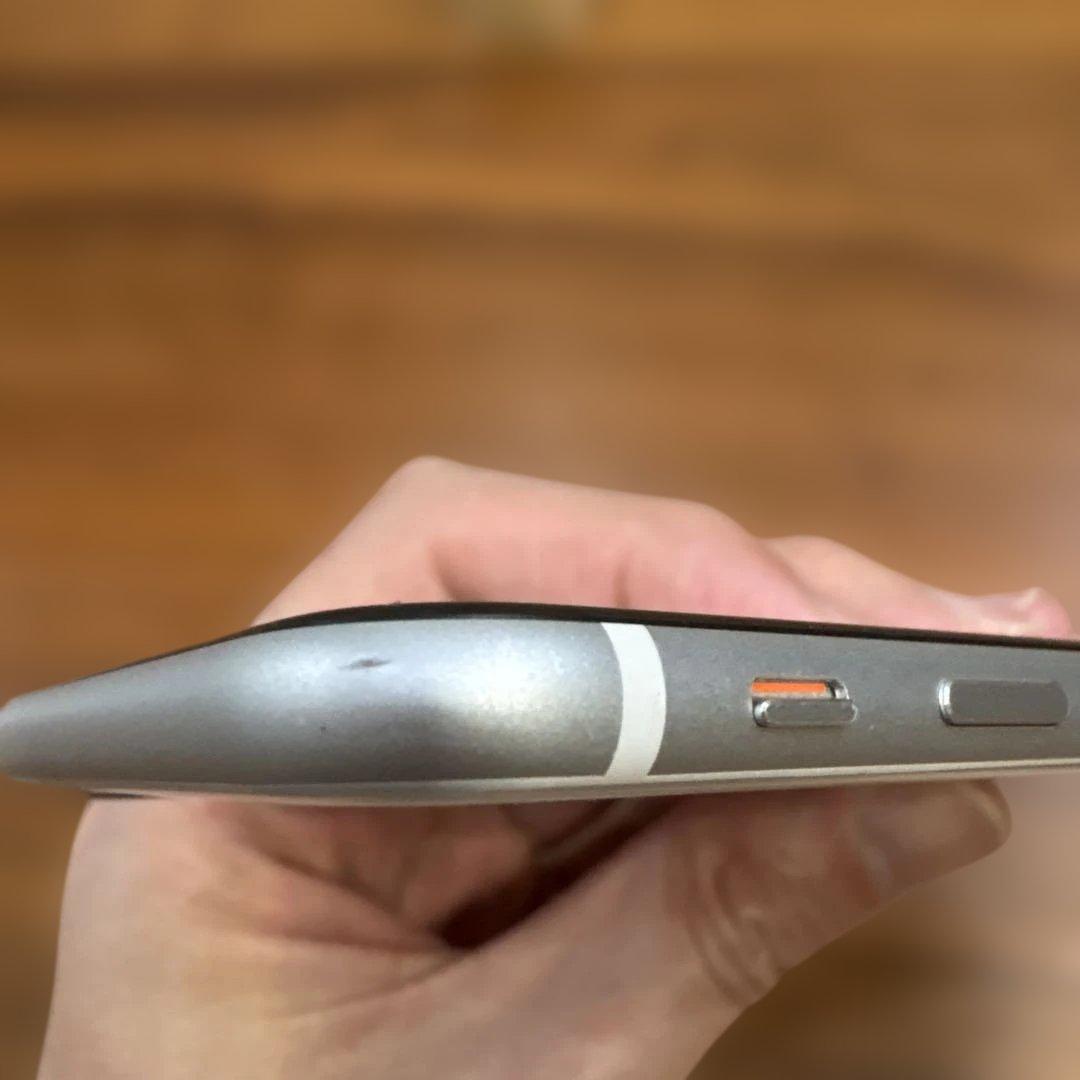 Apple iPhone se2 64gb ホワイト 本体 バッテリー83%