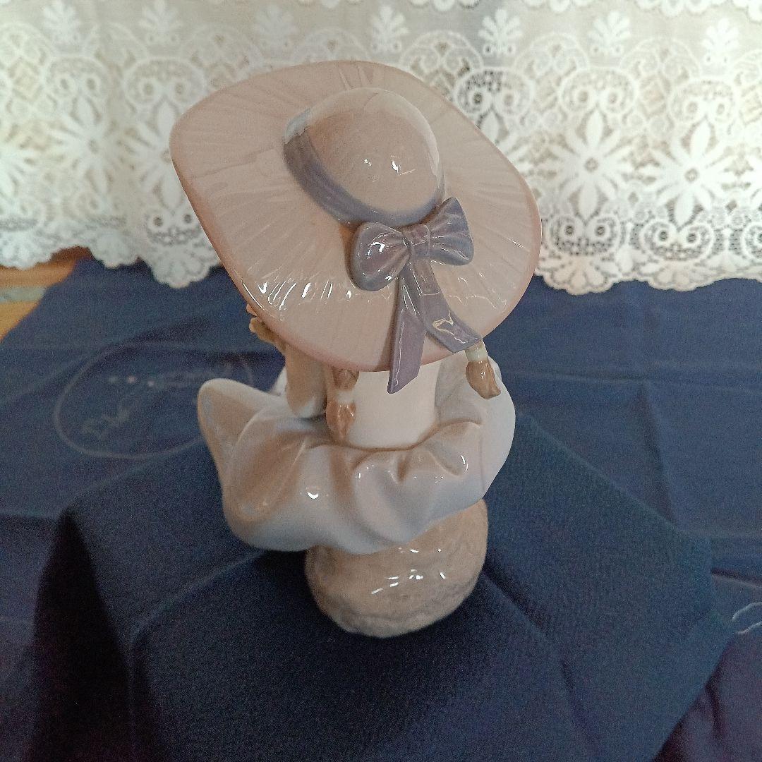 少女の花束陶器置物