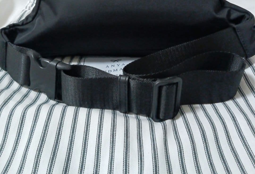 完売品 新品 ANYA HINDMARCH ボディバッグ サイクリングバッグ