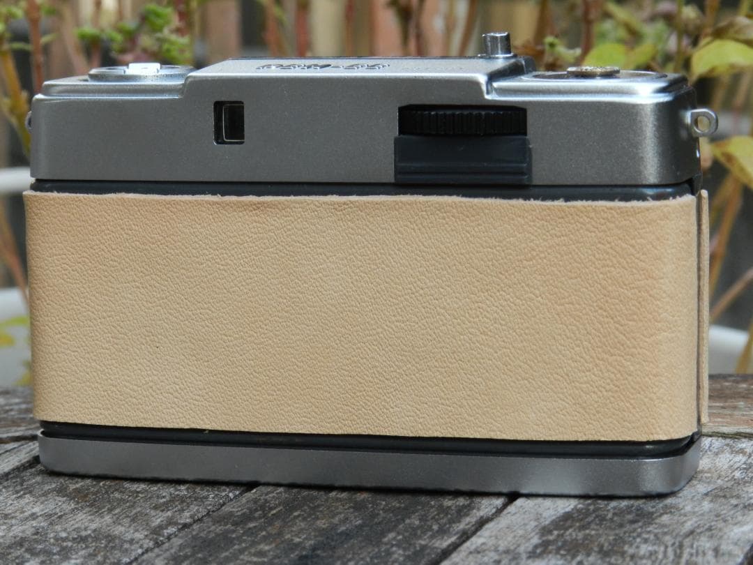 本革　ベージュ　OLYMPUS-PEN EE-S ハーフフレームフィルムカメラ