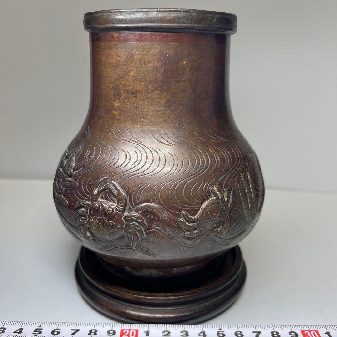 古銅　亀にカニ浮彫花瓶　台込高約17.5㎝/1137g 東Y8-0206☆2F