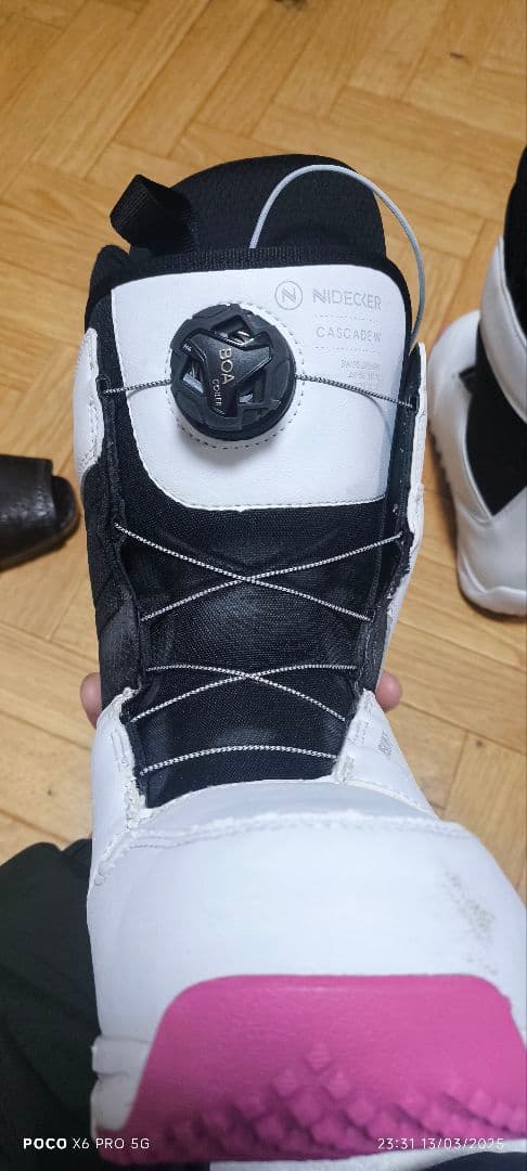 女性用スノーボードブーツ BOAシステム ホワイト/ピンク