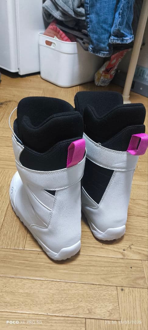 女性用スノーボードブーツ BOAシステム ホワイト/ピンク