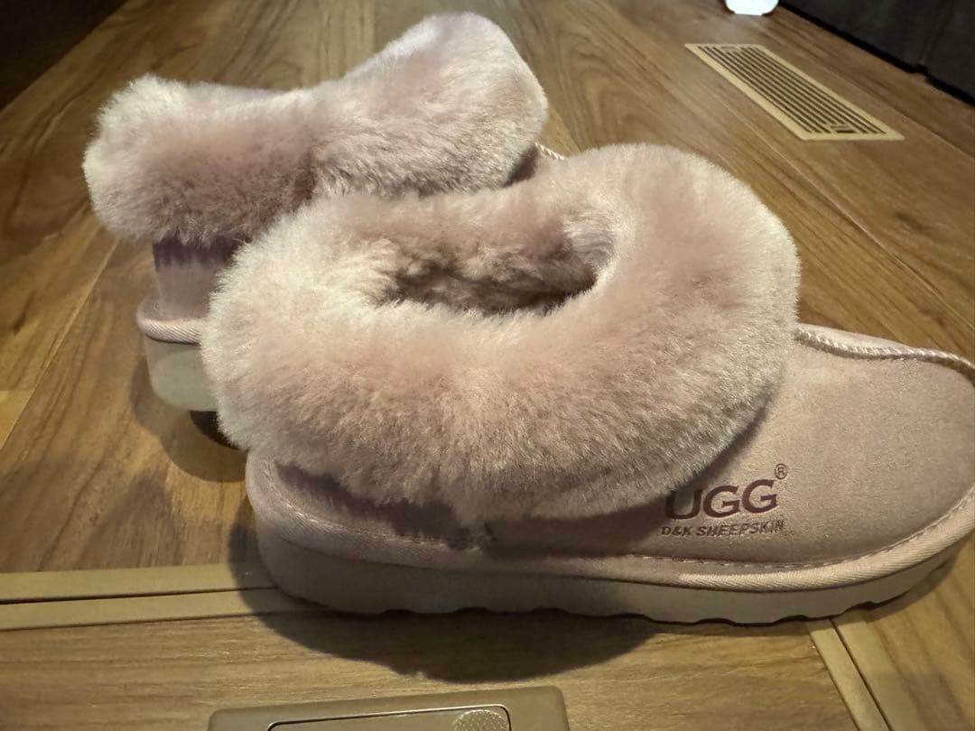UGG ピンクショートファーブーツ