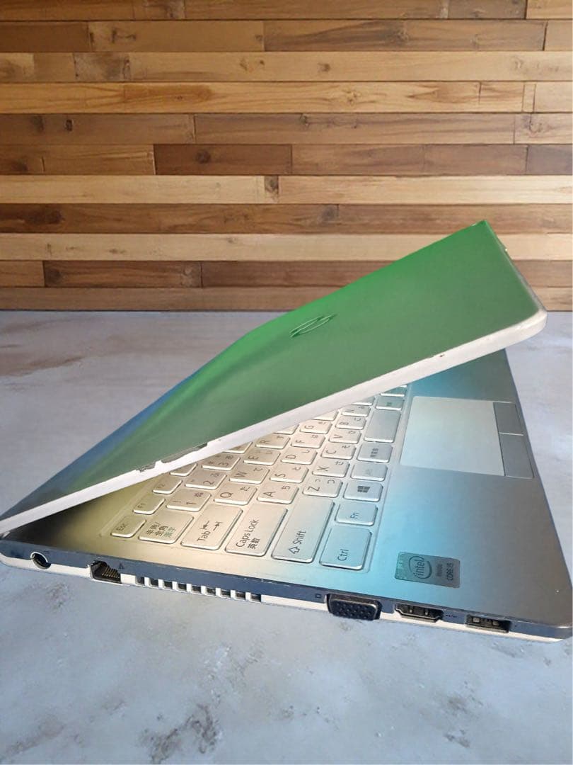 小型軽量✨カメラ、タッチパネル便利❣️白シルバー快適❣️ノートパソコン✨学生社会人‼️