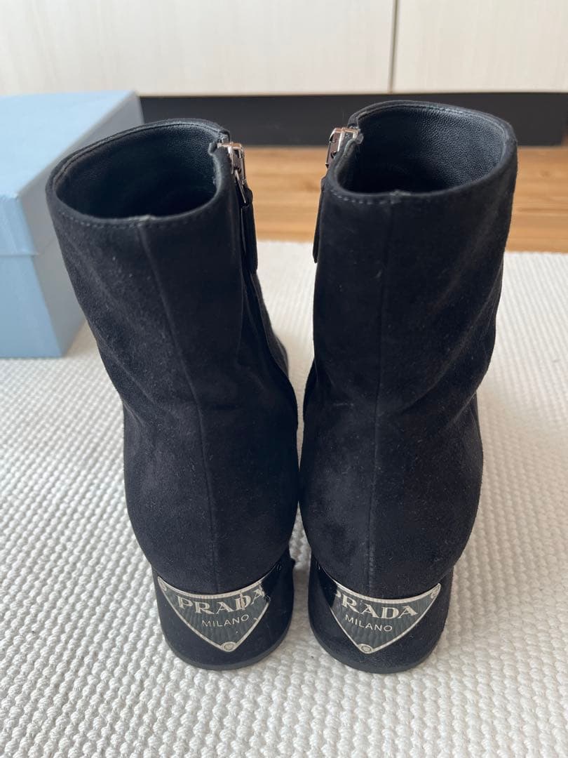 PRADA プラダ　スエードアンクルブーツ　ブラック　三角ロゴプレート
