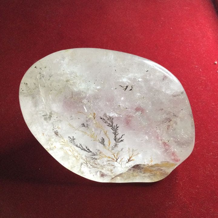 虹入り水晶　デンドリチッククォーツ　ヒマラヤ水晶　置物 580g 手のひらサイズ