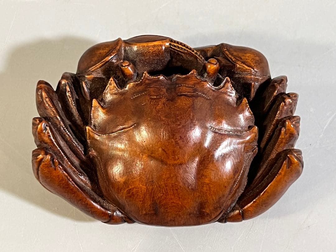 木製カニの彫刻