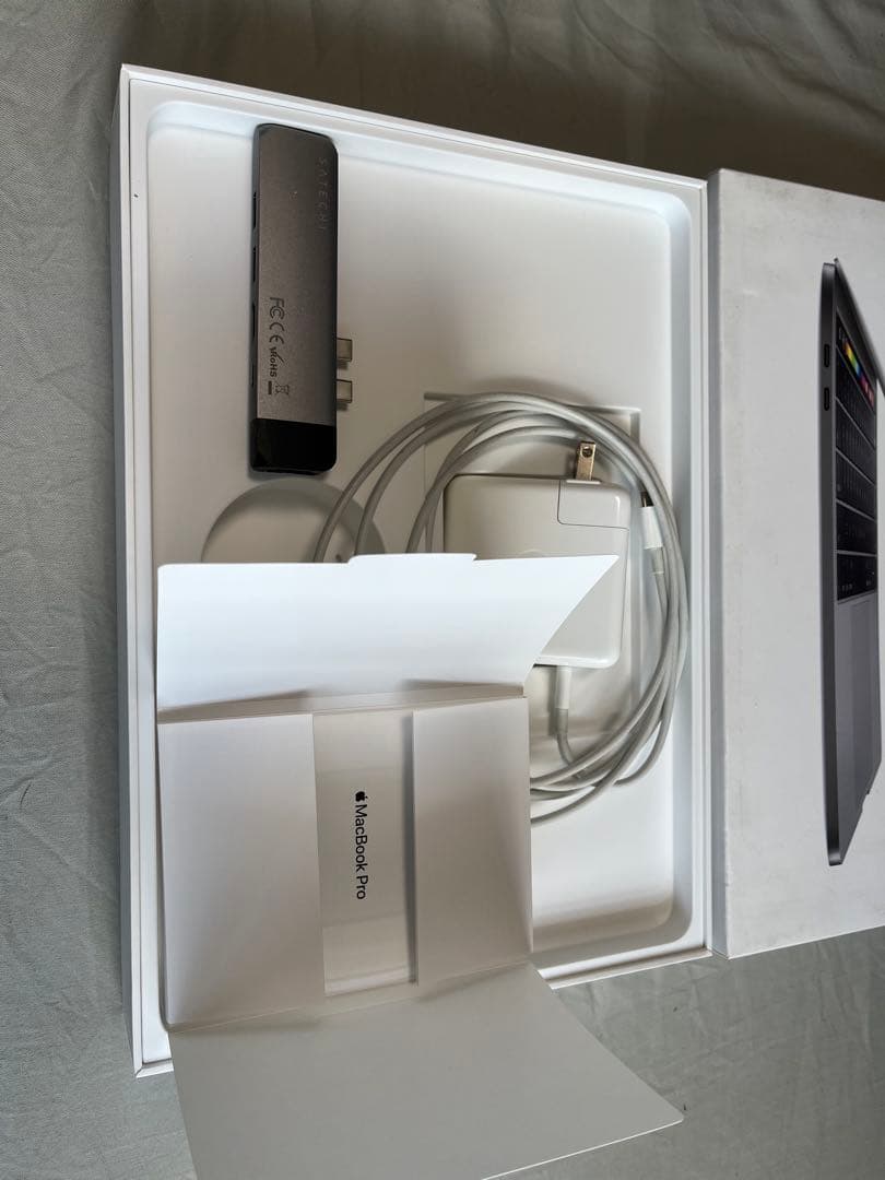 MacBook Pro 13inch 2019 付属品完備+Satechiハブ
