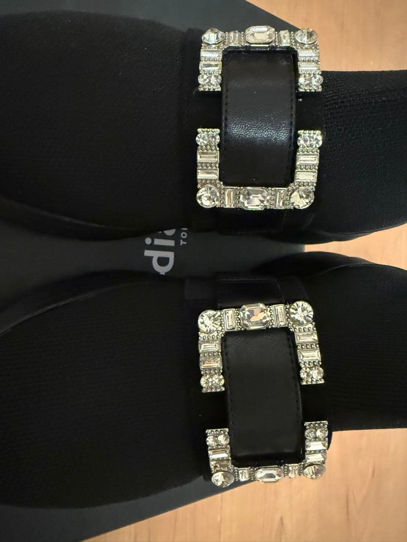 diana ブラック ストーンバックル付きニットブーツ