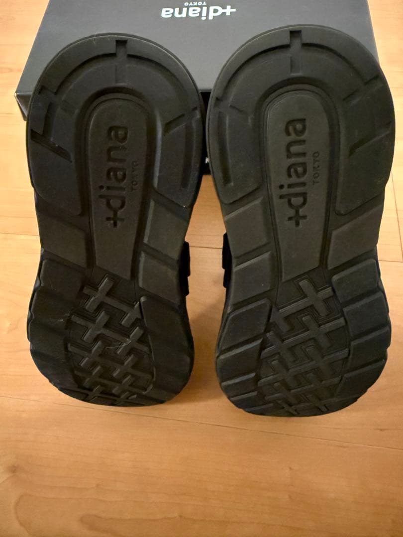 diana ブラック ストーンバックル付きニットブーツ