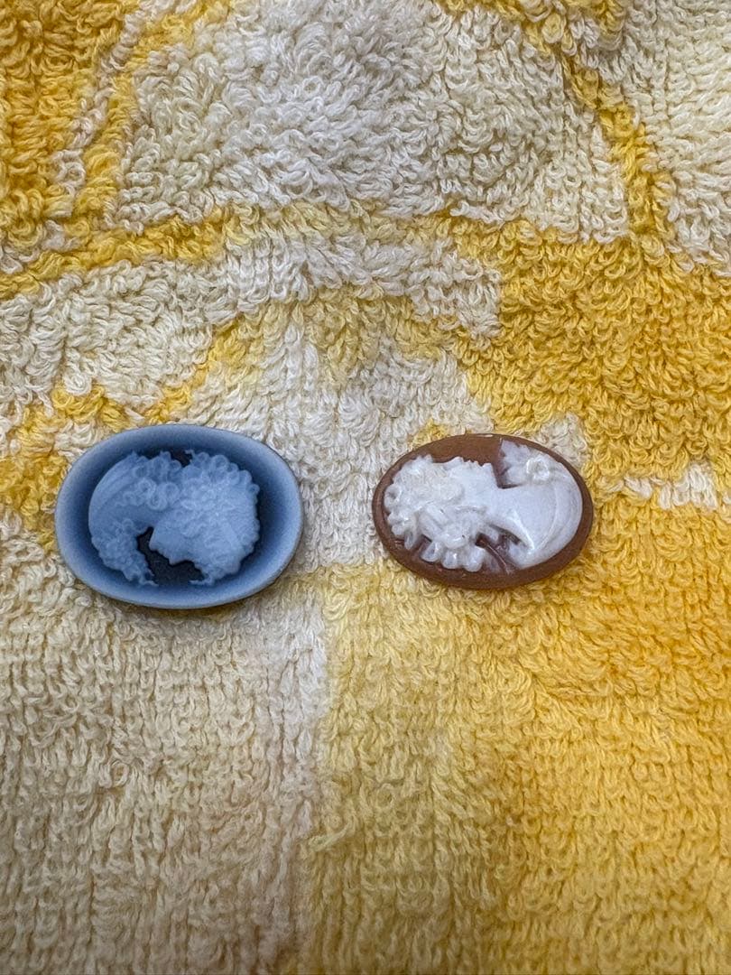 カメオ　ルース（シェル　ストーン） と青い陶器のオルゴール　3点