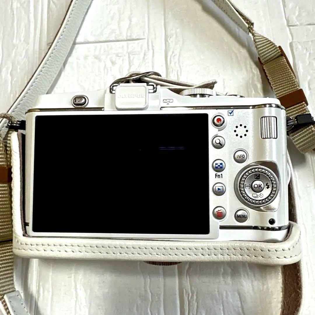 【レンズ３本・カメラはサービス】匿名送料無料　オリンパスPEN EP3