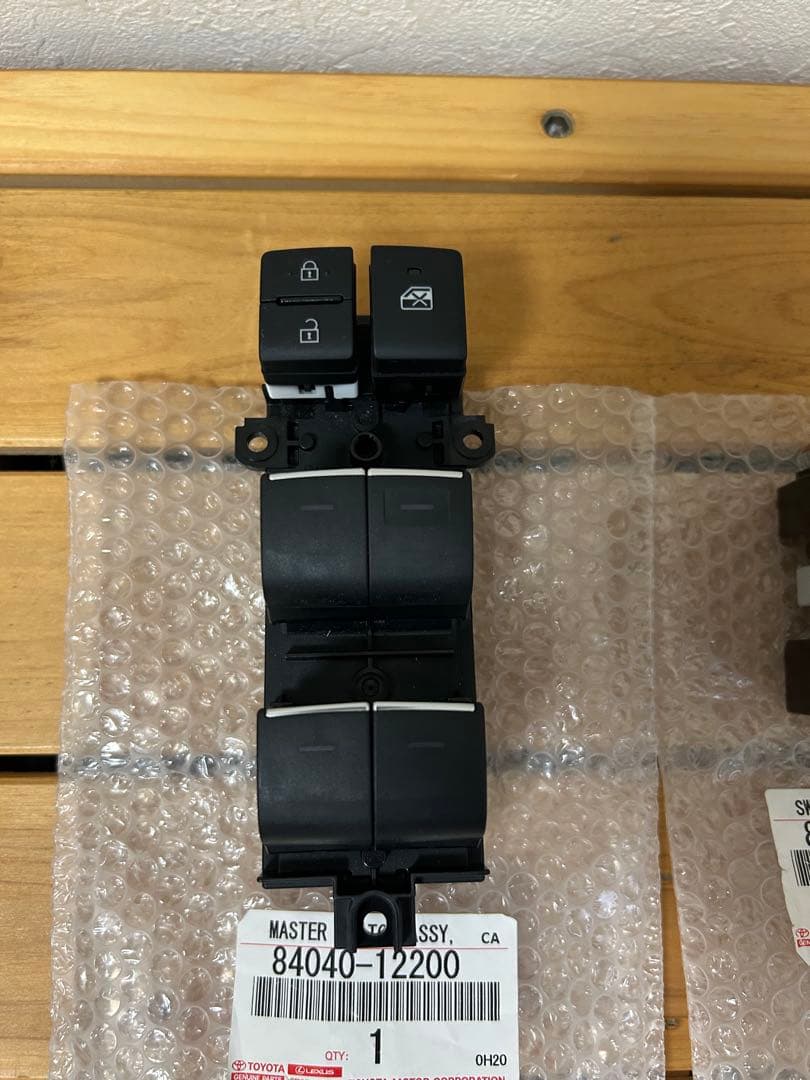 トヨタ純正 イルミ付き　パワーウインドスイッチ　ミラースイッチ　RAV4 ヤリス