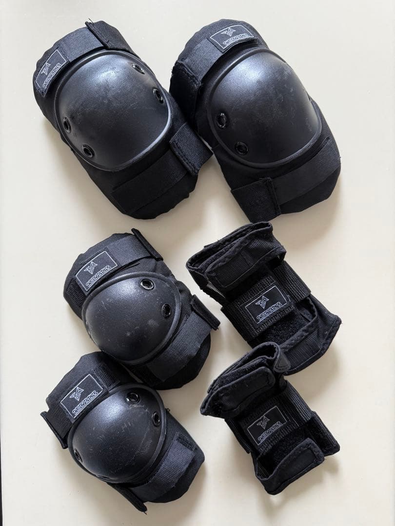 最終値下げ‼️スケートボード4点セット（ヘルメット、プロテクター、バックパック付）