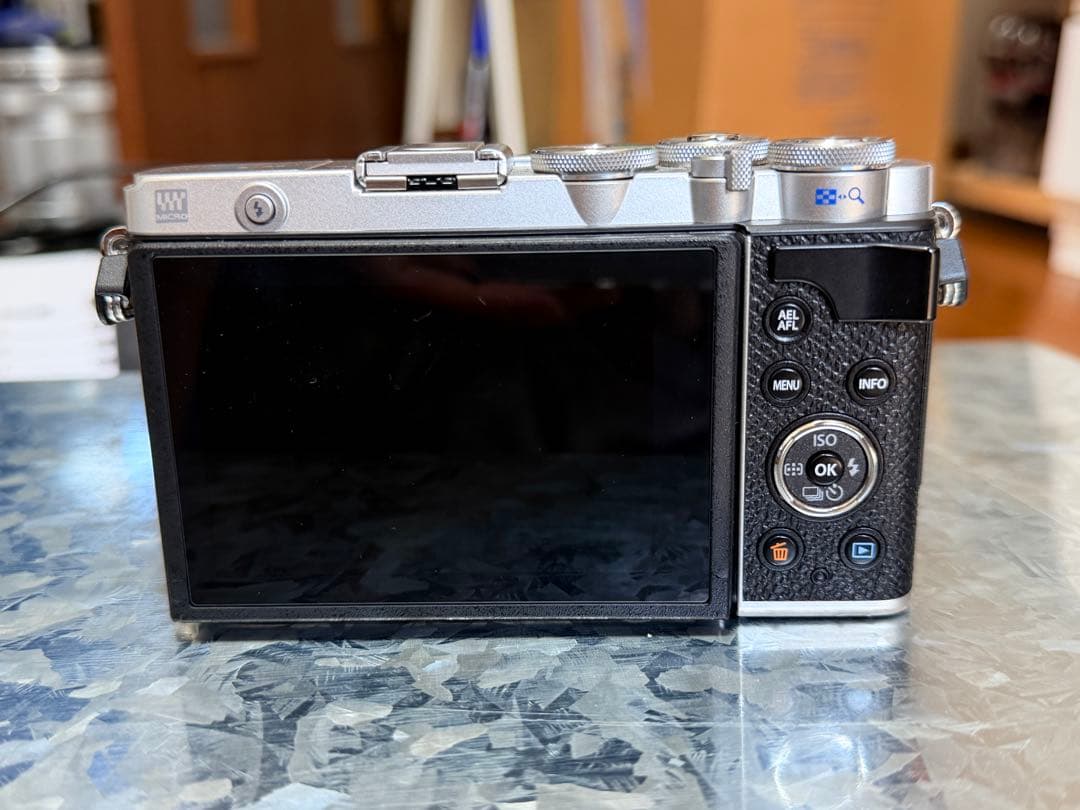 OLYMPUS PEN E-P7 本体 + ED 14-42mm＋望遠レンズ付き