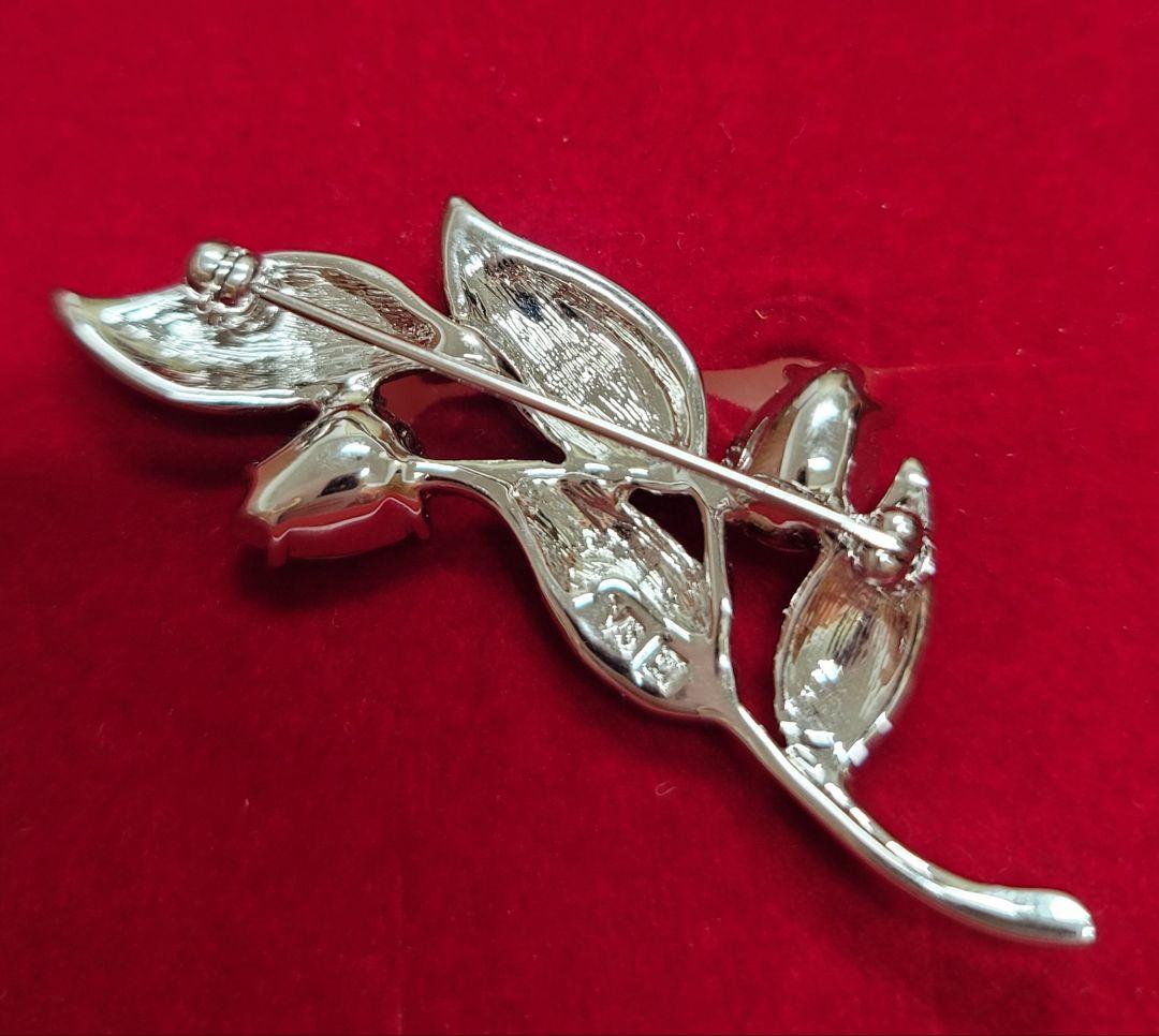 ヴァンドームブティック　曲線の美しいブローチ　葉