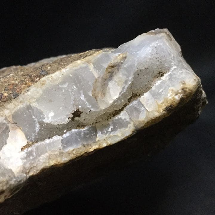 【開運＆金運激アップ！☆龍神の宿る洞窟】天然石 龍穴ジオードメノウ 原石