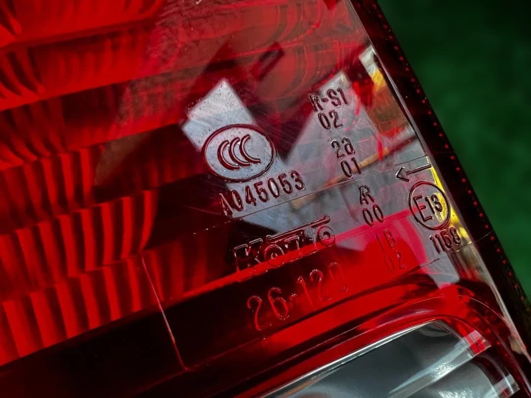 と*も様 新車外し/ハイエース 純正テールランプ 左右セット koito 26-