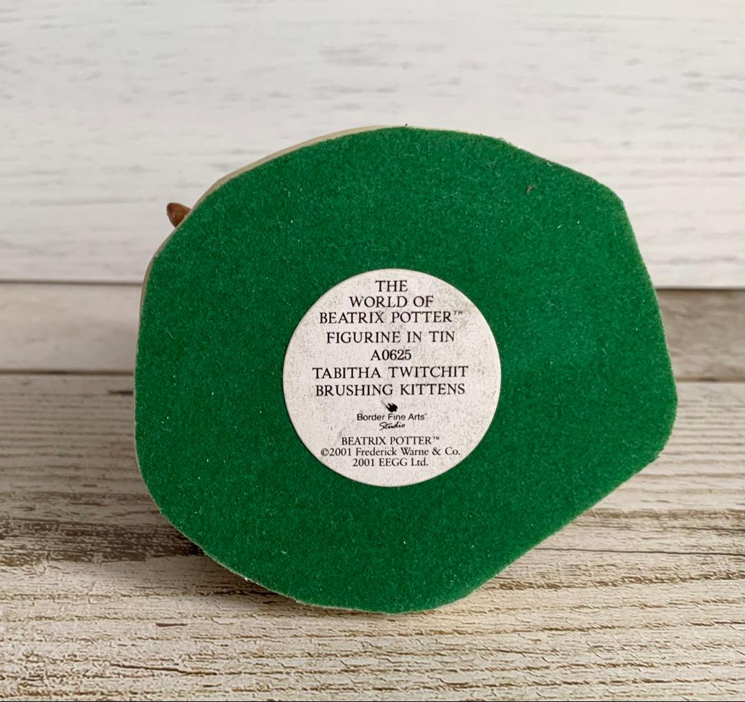 子猫をブラッシングするタビタ奥さん フィギュリン ピーターラビット 置物