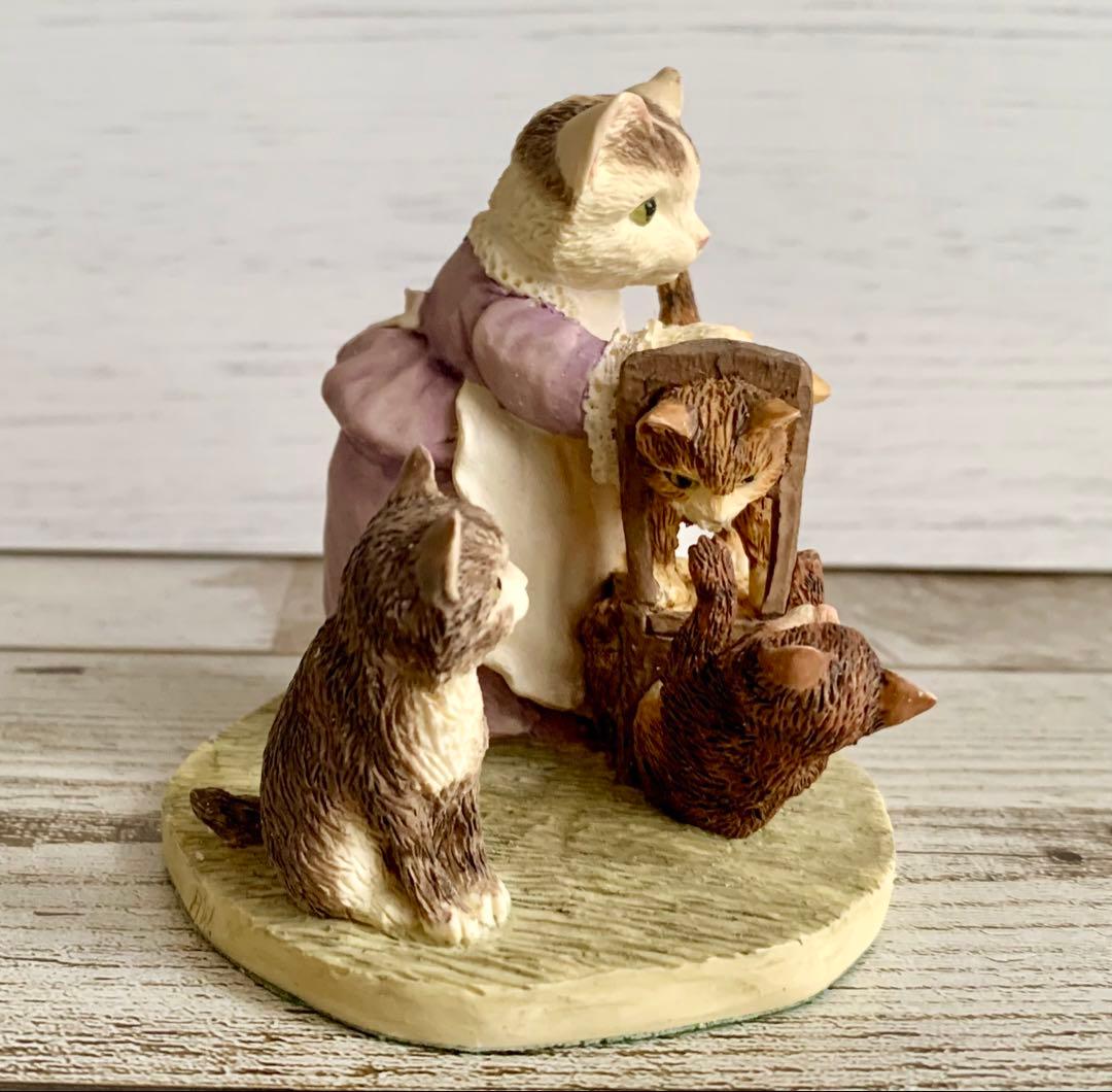 子猫をブラッシングするタビタ奥さん フィギュリン ピーターラビット 置物