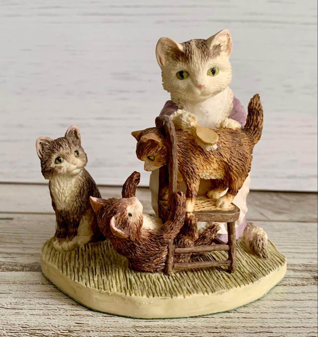 子猫をブラッシングするタビタ奥さん フィギュリン ピーターラビット 置物