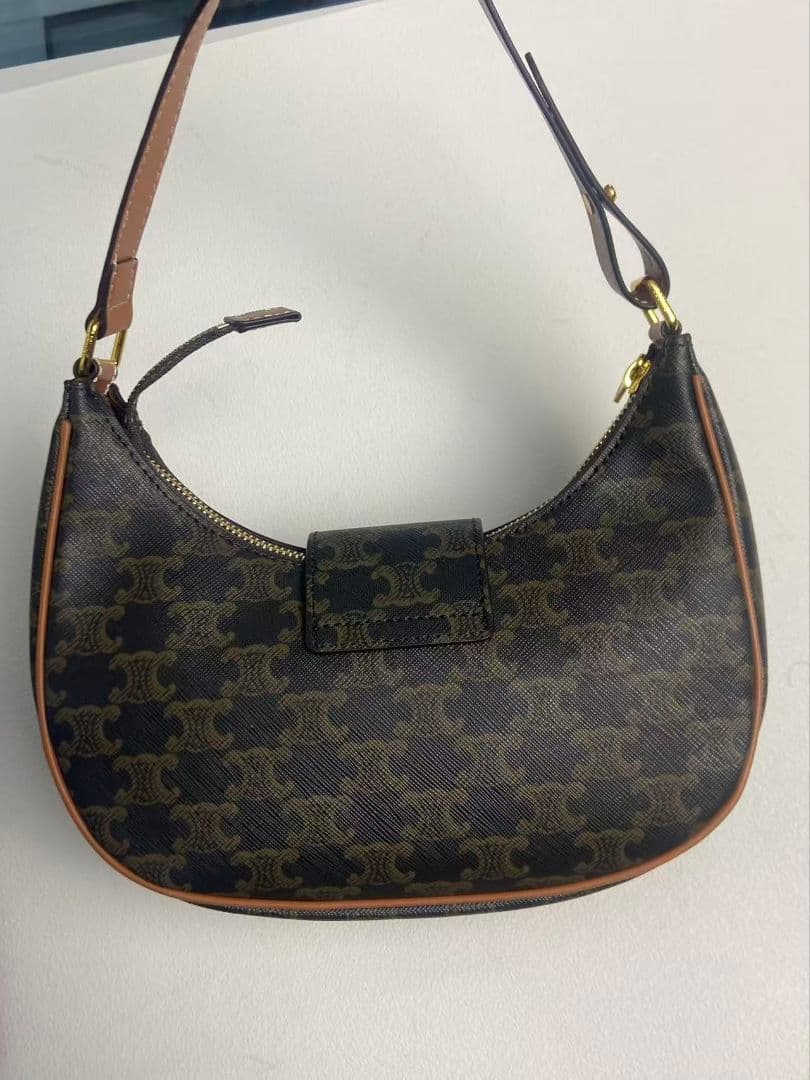 セリーヌ クラシック トリオンフ ワンショルダーバッグ