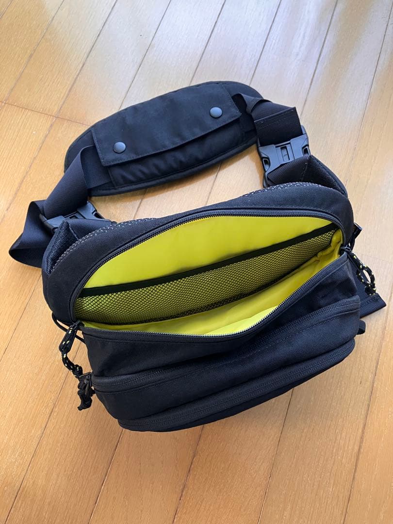 Hugooのブラックバッグ、メッシュポケット付き。