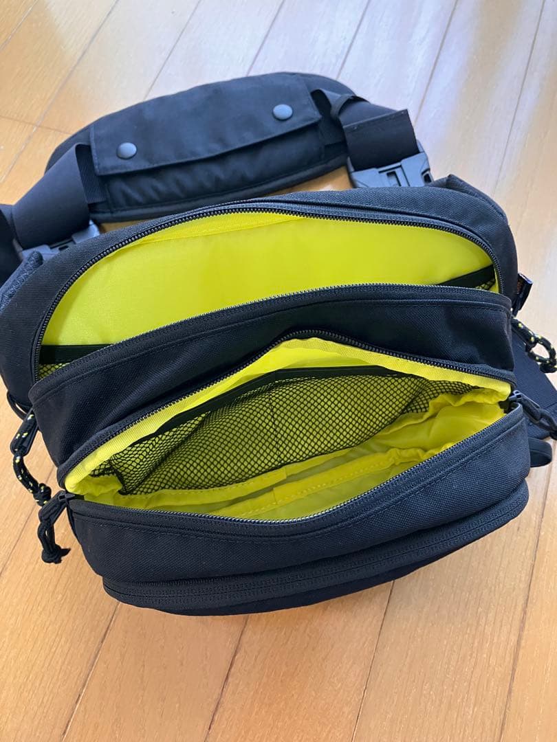 Hugooのブラックバッグ、メッシュポケット付き。