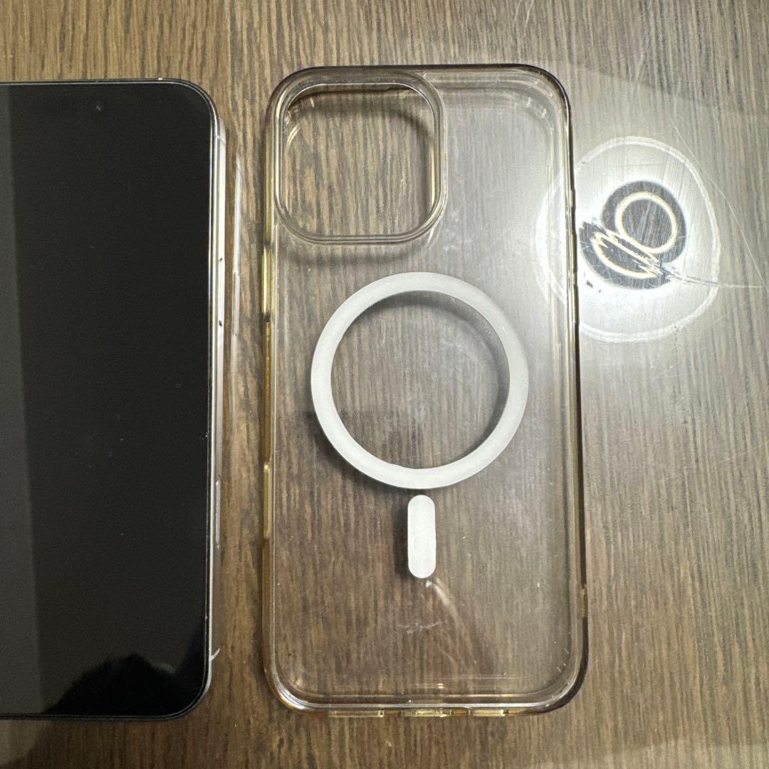 iPhone 16Pro Max 本体とBerkinの保護ファイル、ケース付き