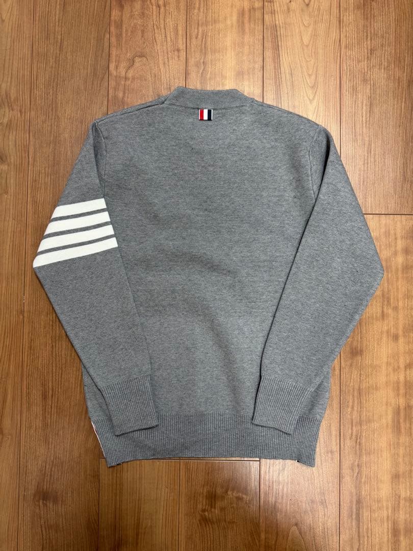 【新品】4bar グレー クルーネック ニット L トリコロール ボタン仕様